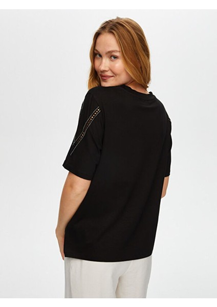 Yakası ve Kolu Delik Işi Nakış Detaylı Kısa Kol T-Shirt S25TSH065 fiyatları