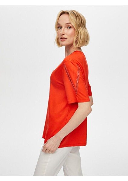 Yakası ve Kolu Delik Işi Nakış Detaylı Kısa Kol T-Shirt S25TSH065