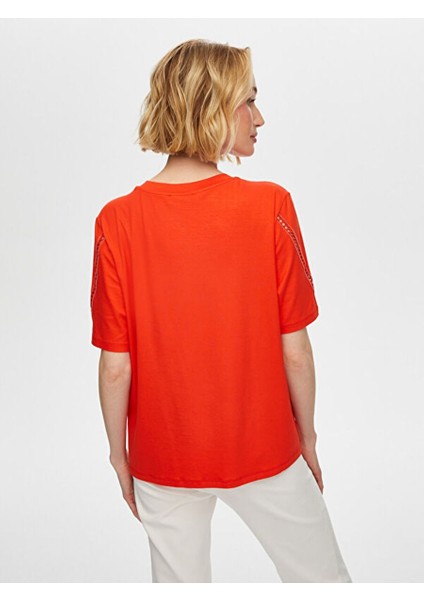 Yakası ve Kolu Delik Işi Nakış Detaylı Kısa Kol T-Shirt S25TSH065