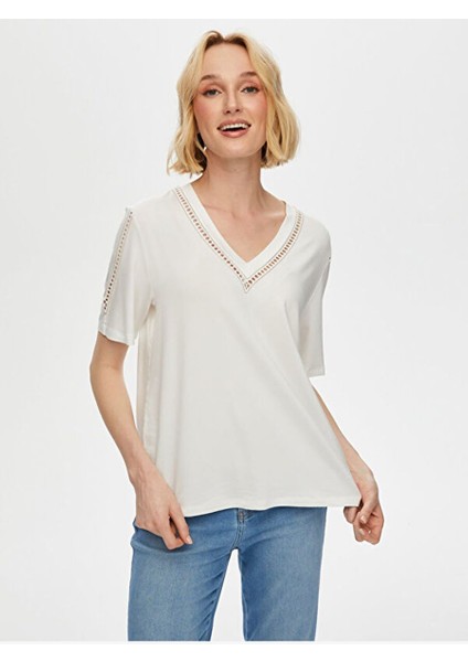 Yakası ve Kolu Delik Işi Nakış Detaylı Kısa Kol T-Shirt S25TSH065