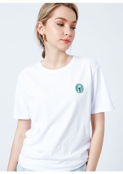 22SCTS217U-100 Dancer Bisiklet Yaka Rahat Kalıp Nakışlı Beyaz Kadın T-Shirt modelleri