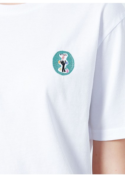 22SCTS217U-100 Dancer Bisiklet Yaka Rahat Kalıp Nakışlı Beyaz Kadın T-Shirt indirimleri