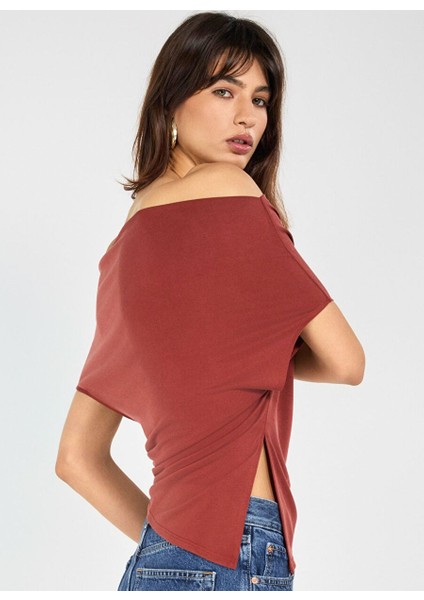 Kayık Yaka Kahverengi Top