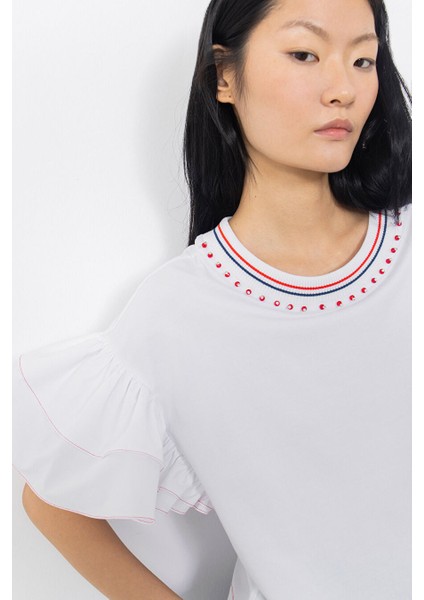 Kırmızı Dikiş Detaylı Fırfır Kollu Yakası Işlemeli Ribana Yaka Beyaz Tshirt fiyatları
