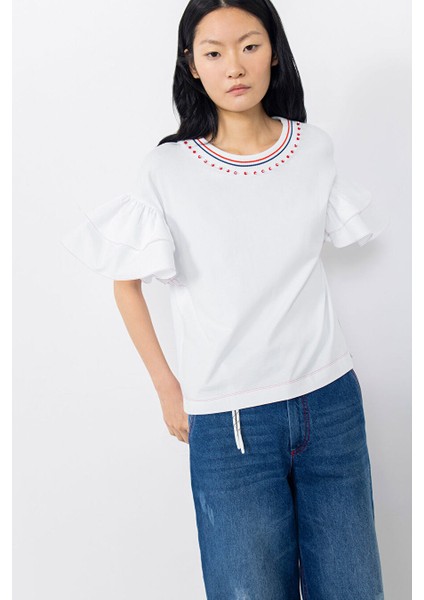 Kırmızı Dikiş Detaylı Fırfır Kollu Yakası Işlemeli Ribana Yaka Beyaz Tshirt fırsatları