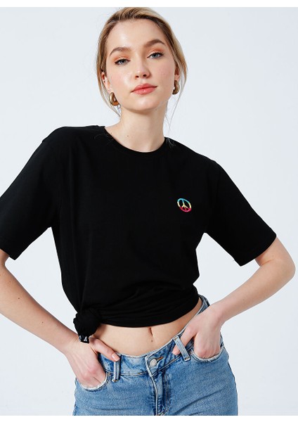 22SCTS212U-999 Rasta Peace Bisiklet Yaka Rahat Kalıp Nakışlı Siyah Kadın T-Shirt modelleri