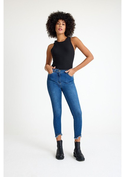 Paça Işlemeli Mavi Jeans