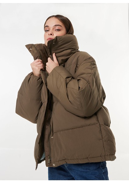 Kahve Kadın Dik Yaka Standart Fit Puffer Mont Relaxed Puffer fırsatları