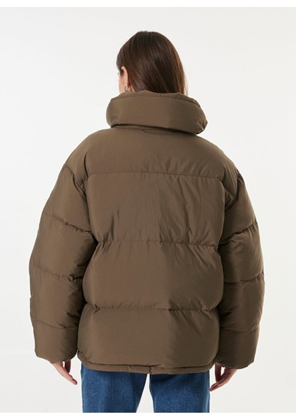 Kahve Kadın Dik Yaka Standart Fit Puffer Mont Relaxed Puffer