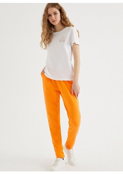 Beyaz Baskılı Bisiklet Yaka Pamuklu Regular Fit Kadın T-Shirt Colourful Hat modelleri