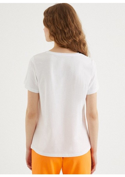 Beyaz Baskılı Bisiklet Yaka Pamuklu Regular Fit Kadın T-Shirt Colourful Hat fırsatları