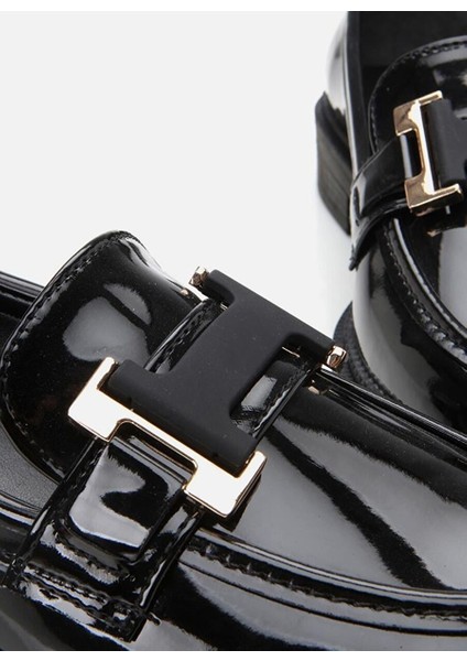 Kadın Rugan Siyah Tokalı Klasik Loafer fırsatları