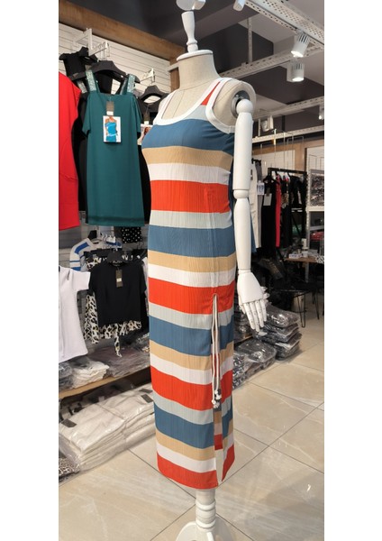 Kadın Kolsuz Şerit Desenli Büzgü Yırtmaçlı Pegasus Kumaş Elbise