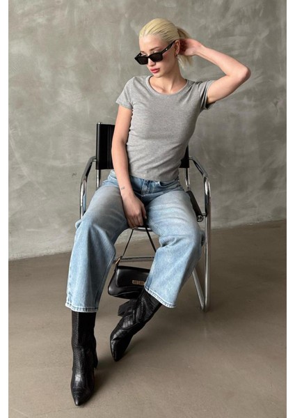 Gri Geniş Yaka Fittili Basic Kadın T-Shirt MG2293