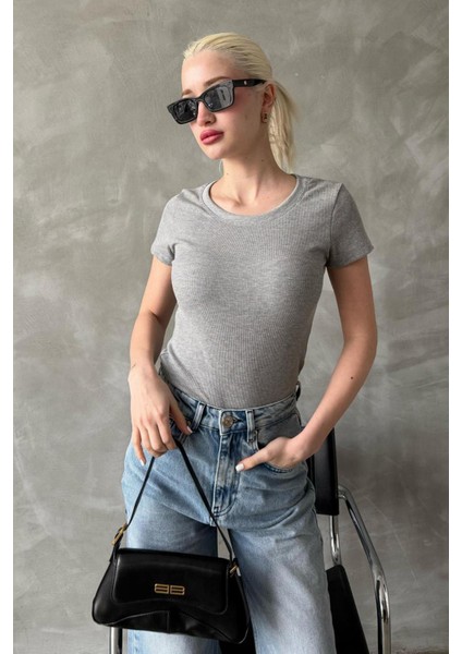 Gri Geniş Yaka Fittili Basic Kadın T-Shirt MG2293