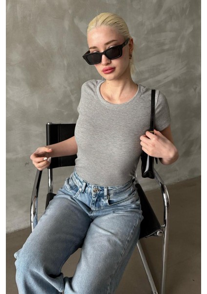 Gri Geniş Yaka Fittili Basic Kadın T-Shirt MG2293