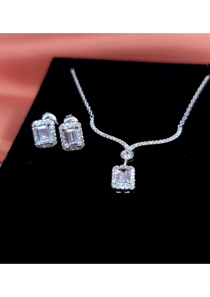 Su Yolu Modeli Baget Zirkon Gümüş Takı Seti – Kolye + Küpe | Işıklı Kutuda
