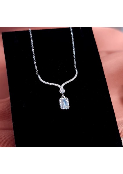 Su Yolu Modeli Baget Zirkon Gümüş Takı Seti – Kolye + Küpe | Işıklı Kutuda
