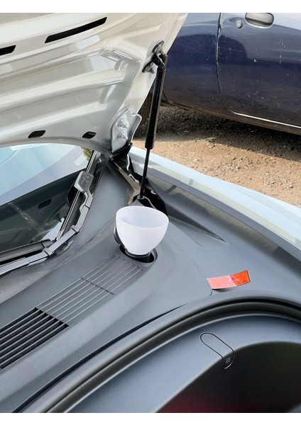 Tesla Model 3 & Y Ön Cam Yıkama Hunisi - Kompakt, Havalandırmalı