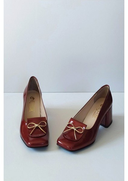 Kadın Bordo Rugan Hakiki Deri Klasik Topuklu Ayakkabı Küt Burun Fiyonk Toka Detaylı modelleri