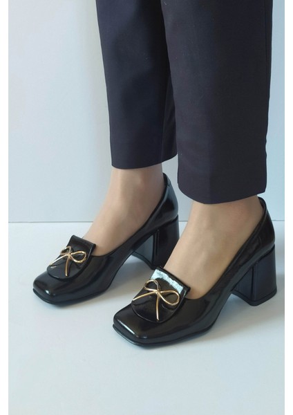 Kadın Siyah Rugan Hakiki Deri Klasik Topuklu Ayakkabı Küt Burun Fiyonk Toka Detaylı