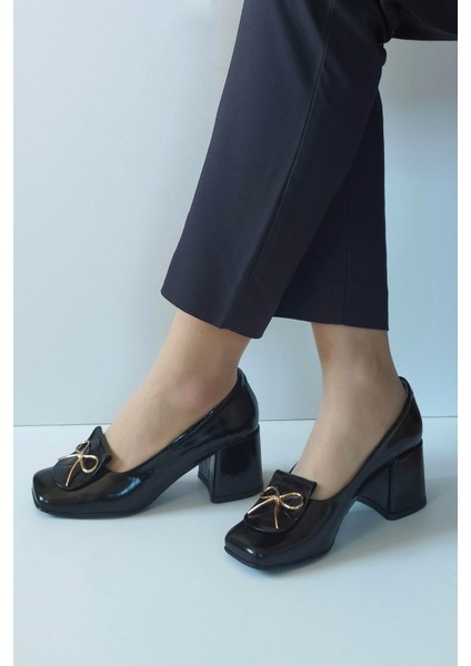 Kadın Siyah Rugan Hakiki Deri Klasik Topuklu Ayakkabı Küt Burun Fiyonk Toka Detaylı fiyatları