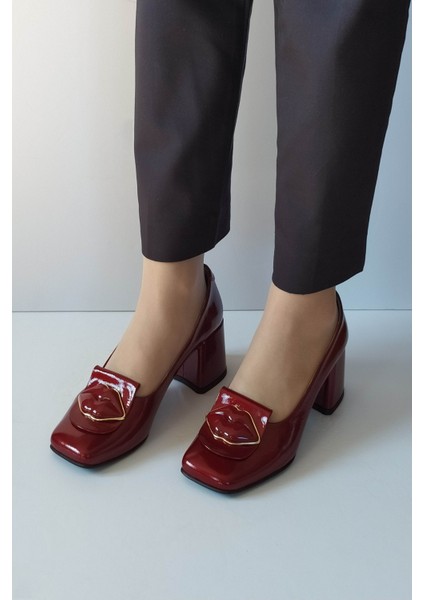 Kadın Bordo Rugan Hakiki Deri Klasik Topuklu Ayakkabı Küt Burun Dudak Toka Detaylı fiyatları