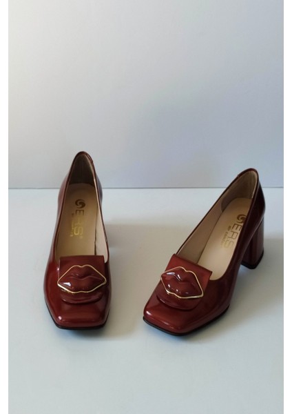 Kadın Bordo Rugan Hakiki Deri Klasik Topuklu Ayakkabı Küt Burun Dudak Toka Detaylı modelleri