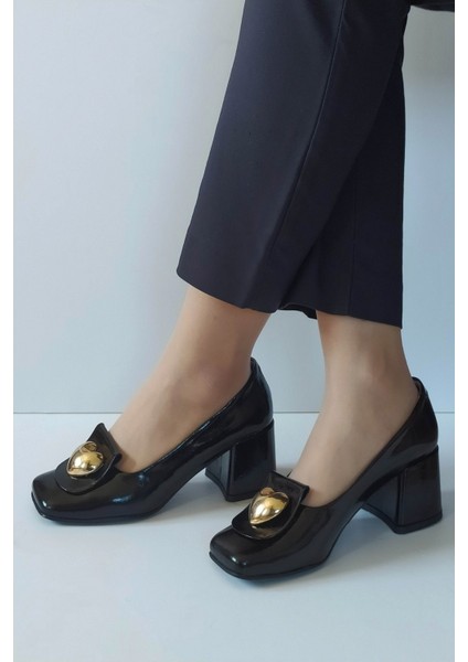 Kadın Siyah Rugan Hakiki Deri Klasik Topuklu Ayakkabı Küt Burun Toka Detaylı