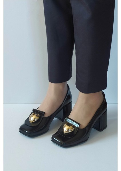 Kadın Siyah Rugan Hakiki Deri Klasik Topuklu Ayakkabı Küt Burun Toka Detaylı fiyatları