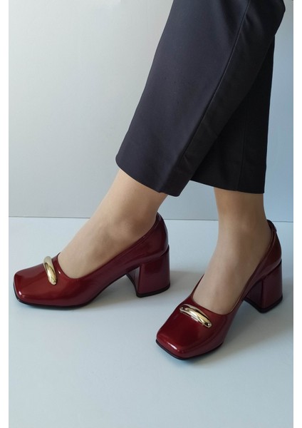 Kadın Bordo Rugan Hakiki Deri Klasik Topuklu Ayakkabı Küt Burun Gold Toka Detaylı