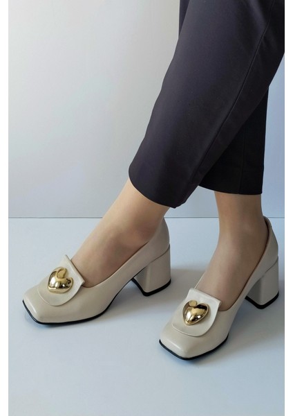 Kadın Bej Hakiki Deri Klasik Topuklu Ayakkabı Küt Burun Toka Detaylı