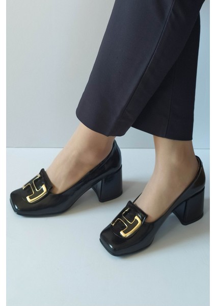 Kadın Siyah Rugan Hakiki Deri Klasik Topuklu Ayakkabı Küt Burun Toka Detaylı