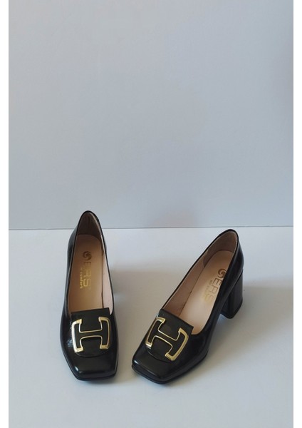 Kadın Siyah Rugan Hakiki Deri Klasik Topuklu Ayakkabı Küt Burun Toka Detaylı modelleri