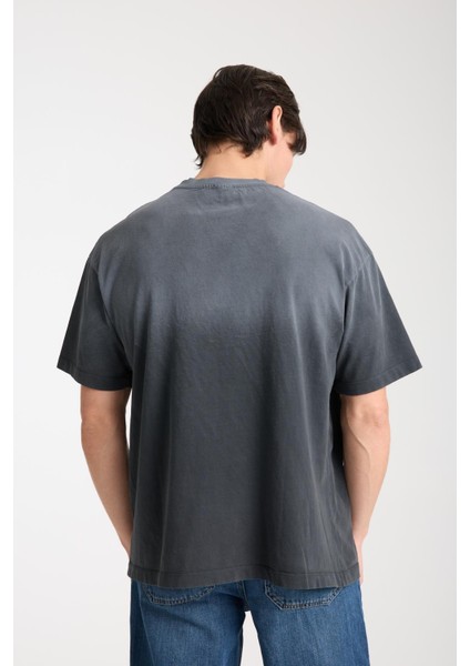 Erkek Bisiklet Yaka Pamuk Moon Baskılı T-Shirt - Modern ve Şık Spor Tarzı, Yazlık fiyatları