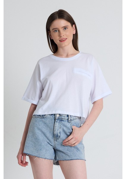 Beyaz Cep Detaylı Bisiklet Yaka Crop Tişört 2136M fiyatları