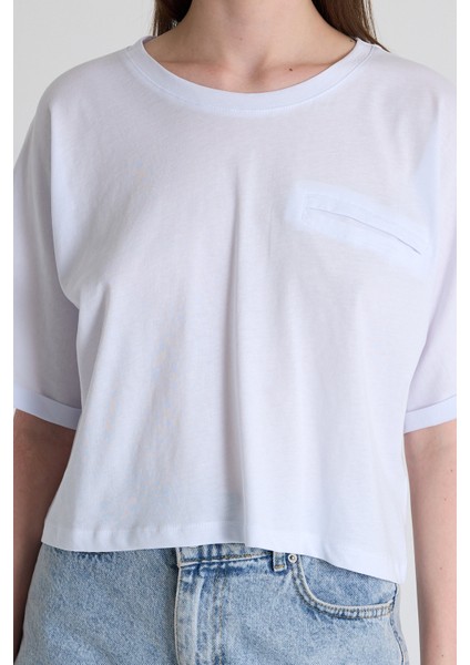 Beyaz Cep Detaylı Bisiklet Yaka Crop Tişört 2136M fırsatları