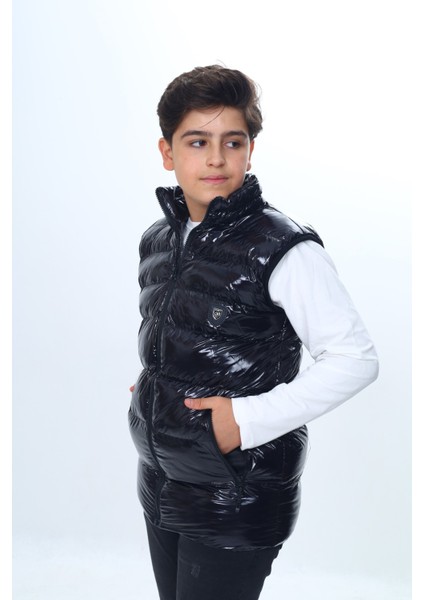 Erkek Çocuk Parlak Görünümlü Göğsü Armalı Yelek fırsatları