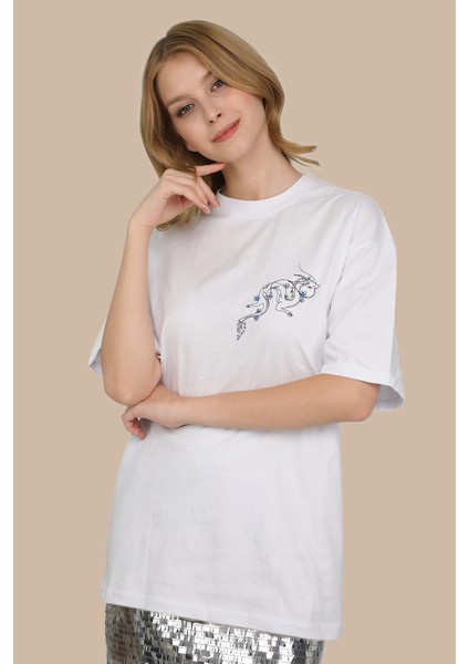 Beyaz Bisiklet Yaka Özel Tasarım Ejderha Nakış Desenli Oversize T-Shirt