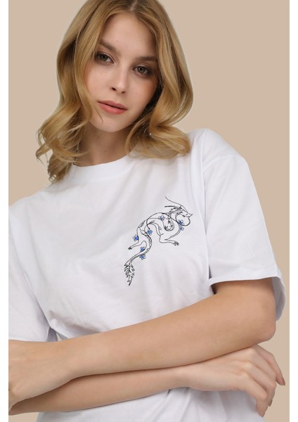 Beyaz Bisiklet Yaka Özel Tasarım Ejderha Nakış Desenli Oversize T-Shirt fiyatları