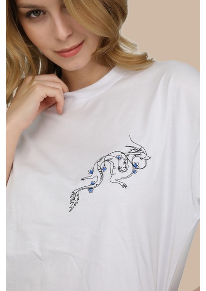 Beyaz Bisiklet Yaka Özel Tasarım Ejderha Nakış Desenli Oversize T-Shirt modelleri