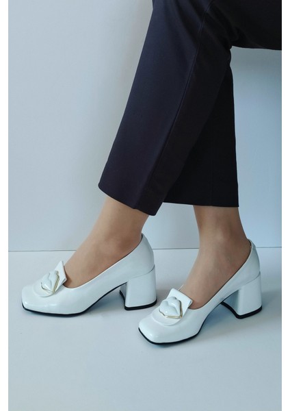 Kadın Beyaz Rugan Hakiki Deri Klasik Topuklu Ayakkabı Küt Burun Dudak Toka Detaylı