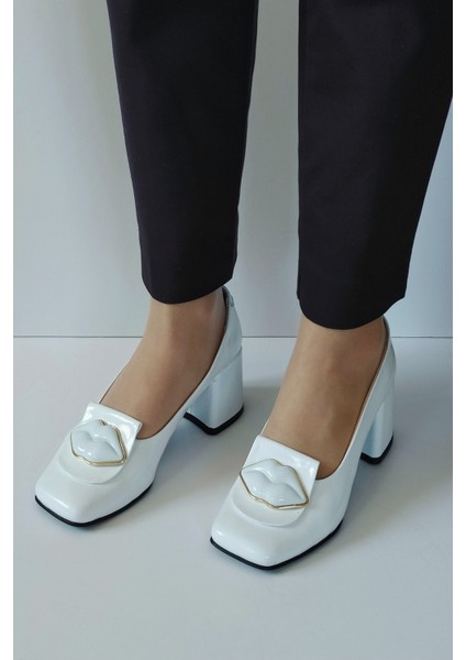 Kadın Beyaz Rugan Hakiki Deri Klasik Topuklu Ayakkabı Küt Burun Dudak Toka Detaylı fiyatları