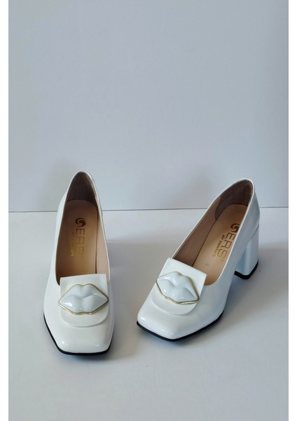 Kadın Beyaz Rugan Hakiki Deri Klasik Topuklu Ayakkabı Küt Burun Dudak Toka Detaylı modelleri