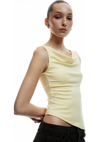 Yeni Sezon Slim Fit Degaje Yaka Asimetrik Kolsuz Viskon Bluz