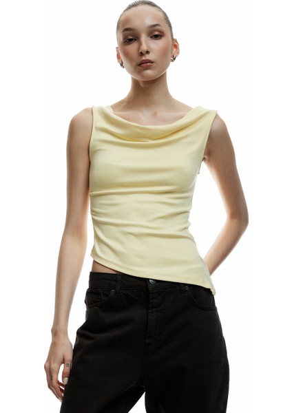 Yeni Sezon Slim Fit Degaje Yaka Asimetrik Kolsuz Viskon Bluz fiyatları