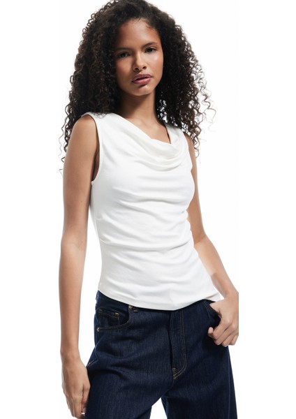 Yeni Sezon Slim Fit Degaje Yaka Asimetrik Kolsuz Viskon Bluz