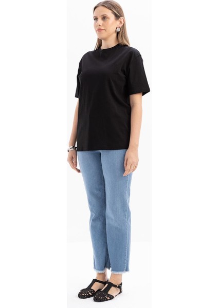 Siyah-Kısa Kollu Nakış Detaylı T-Shirt