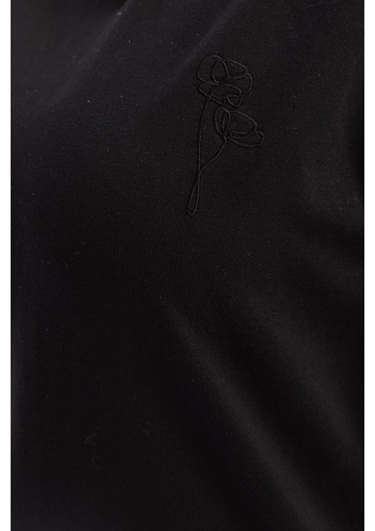 Siyah-Kısa Kollu Nakış Detaylı T-Shirt