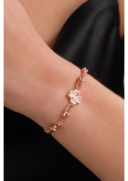 Gümüş Rose Kaplama Yonca Çiçek Lazer Işlemeli Ataç Zincirli Taşsız Bileklik modelleri